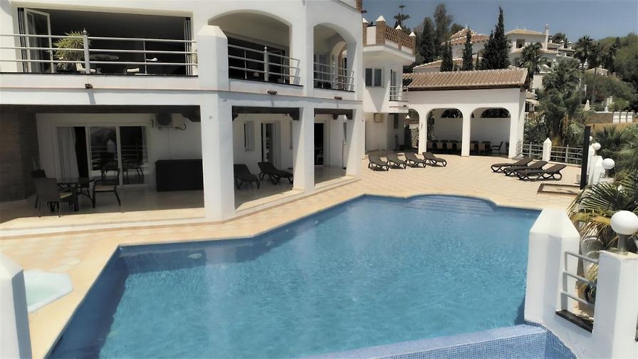 FANTASTIC VILLA FOR 16 PEOPLE WITH POOL